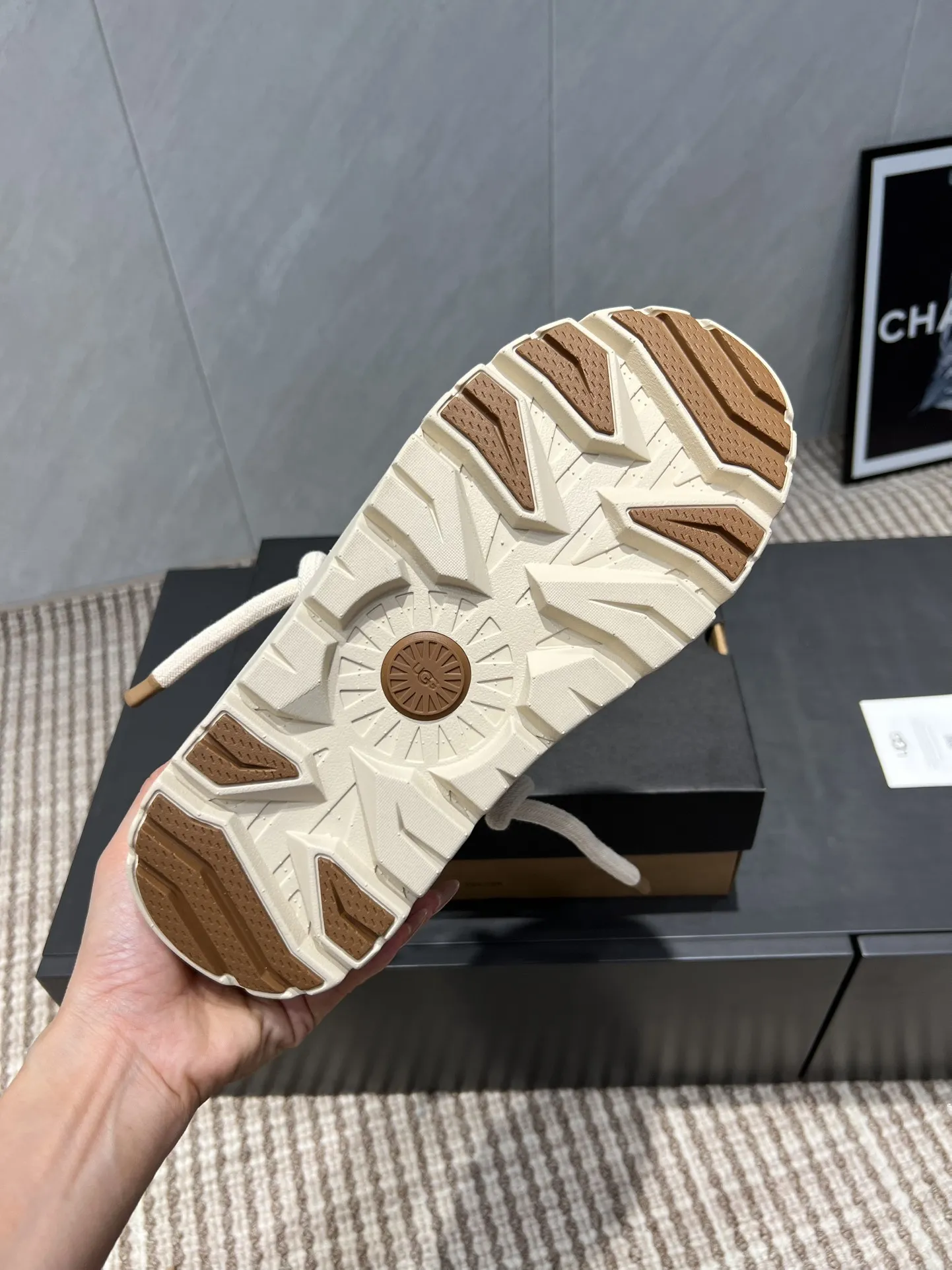 Factory: Couple P620💰 "Exclusive top version" UGG~25vs popular platform thick-soled casual shoes series... [Couple's thick-soled Maori casual shoes] A shoe that will not clash with shirts, simple partition design ➕ spotted outsole, silk curly upper, a must-have for autumn and winter, can be worn with any pants or skirt, very comfortable and good-looking... ❶Fabric: Original customized cow ➕ Sheepskin ❷Inner lining: original customized wool ❸Feet: original customized sheepskin ❹Outsole: original molded foam outsole ❺Number: 35-44 (Female 41. Male 45. Customized, non-returnable) ❻Packaging: Original full set of packaging ☀Color: Official website updated simultaneously